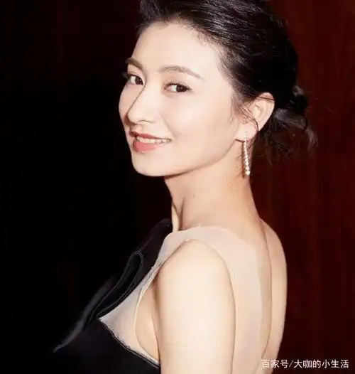 斓曦气场全开,穿黑白长裙惊艳又性感,修长的双腿看着有一米八呀