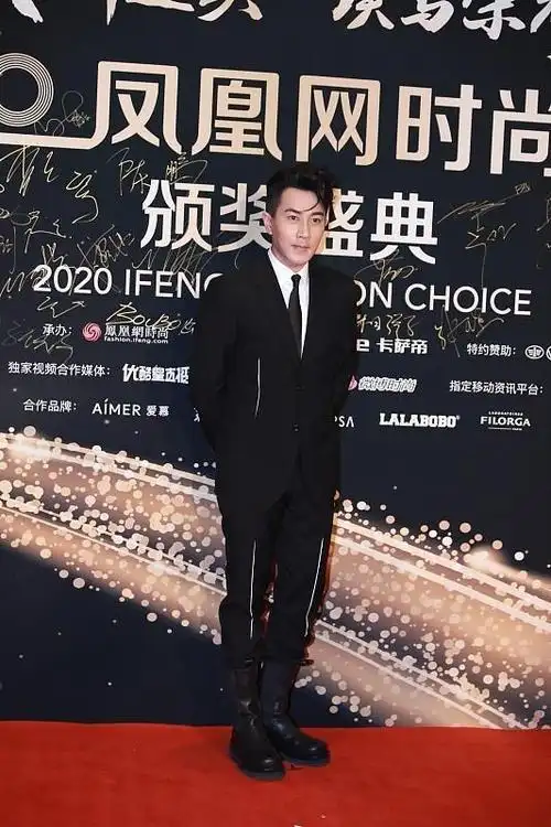 刘恺威正式中不忘"调皮",穿西装配高筒靴,看着还挺独特又个性|领带|拼