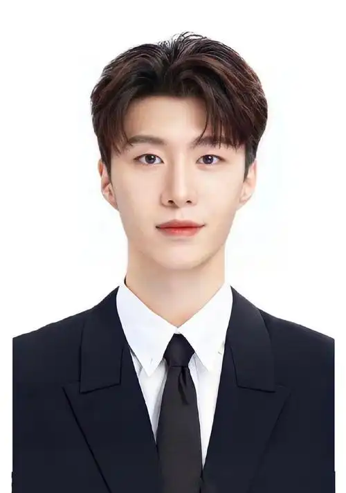 18:49:51赞回应中戏北电的帅哥们 里面都是证件照 帅不帅不一定了