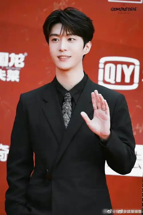 范丞丞北影节开幕式黑西装造型#范丞丞北影节开幕式造型,黑色西装和