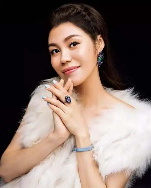 新锐人物李莉爱玩翡翠的俏女孩