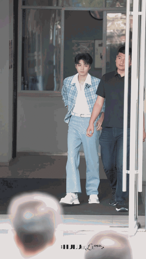 王俊凯清爽蓝色系穿搭##王俊凯到达长沙录hi6