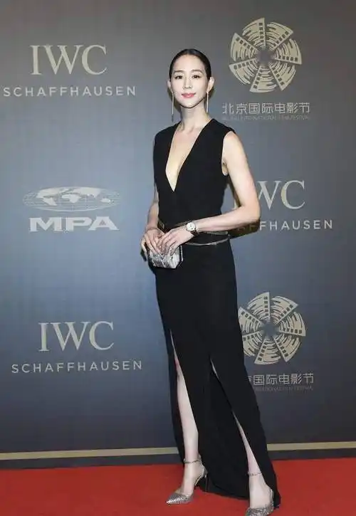 原创张钧甯衣品太高级穿黑色深v礼服气质冷艳窈窕身材更迷人