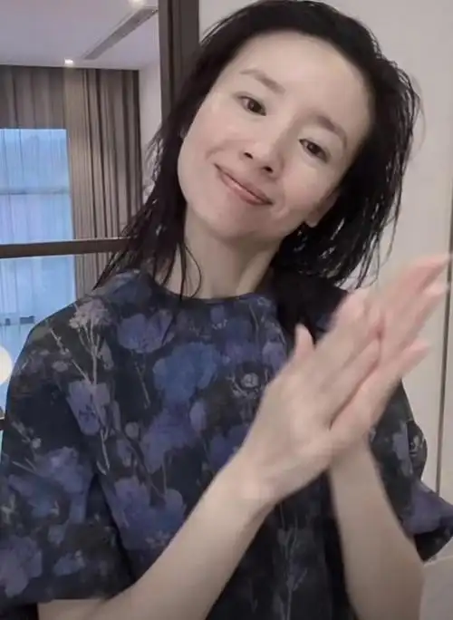 董洁素颜生图太惊艳!苹果肌饱满红润,越来越"少女"了