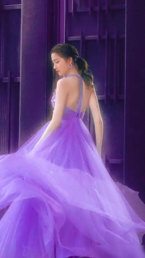 关晓彤身穿紫色连衣裙脸型精致皮肤白风格大胆赚足眼球