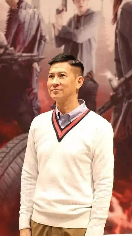 张家辉剪短头发梳成一款斜偏分发型52岁了也很有精气神