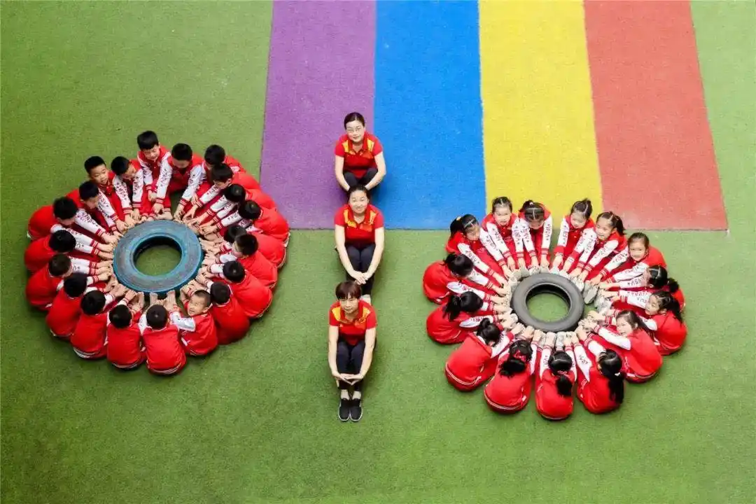 围观| 萌翻了!潼南区实验幼儿园 "走心"的毕业照好看到飞起