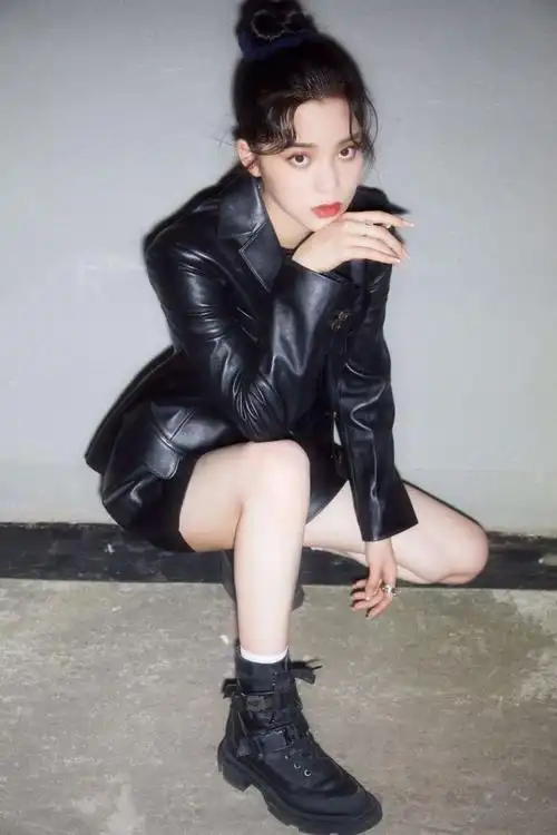 欧阳娜娜穿皮夹克搭配皮短裤,超帅,就是有点显腿粗