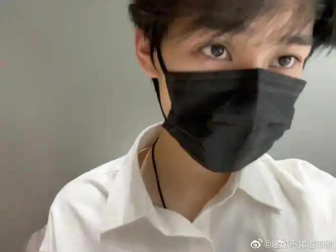 张真源生气版的提裤子