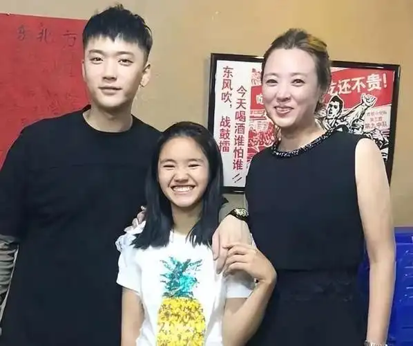 变形计最幸运女孩:被女富豪领养,倍受哥哥宠爱,如今考上本科