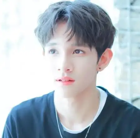 男生中分内扣心形刘海发型造型