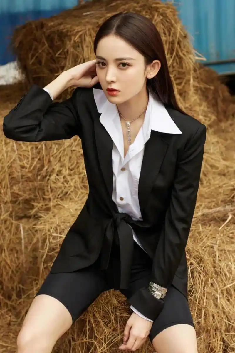 原创古力娜扎用西装配紧身热裤露出铅笔腿网友太细了