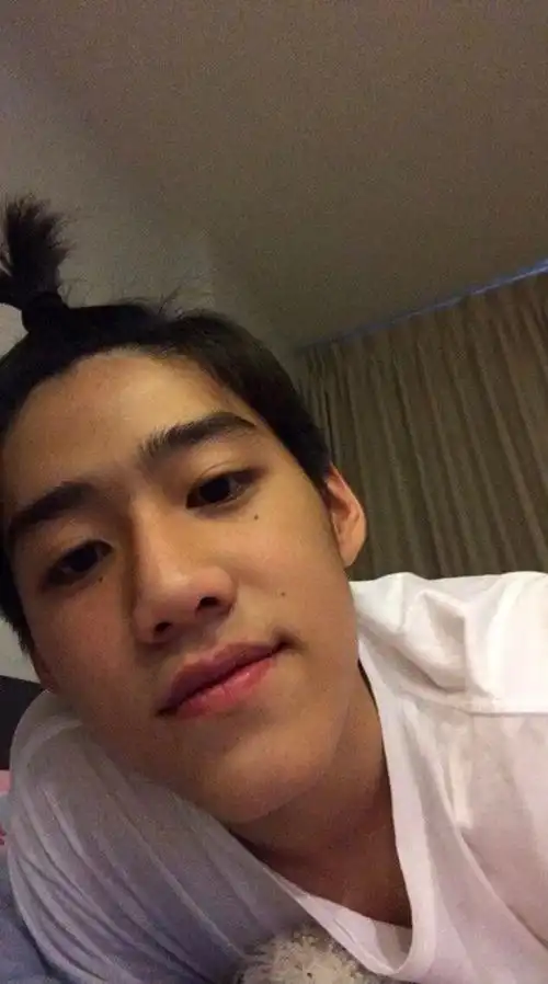 可爱男生发型图片,男生留什么发型好看(他泰那些可爱俏皮的小揪揪)