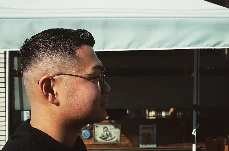 复古文艺范的男生发型,才是现在最潮的发型,迅速提升你的颜值