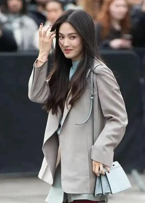 韩国人越来越俗了,乔妹和金建希都穿这么俗,那普通人更别提了