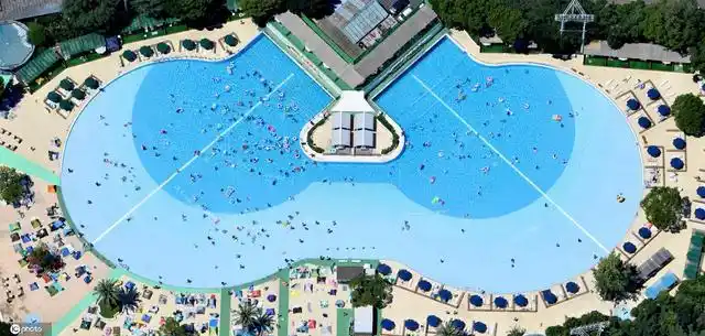 热浪席卷日本 游乐园泳池人山人海犹如"下饺子"