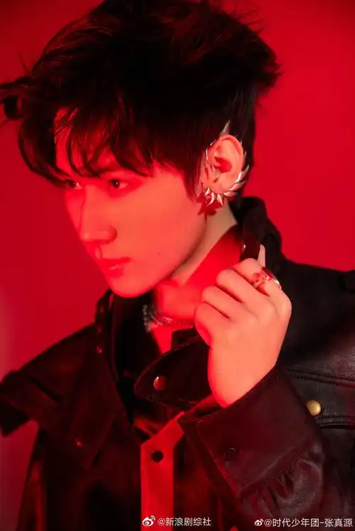 张真源0416生日快乐写真释出皮衣造型焰火大片废墟风的张张好飒