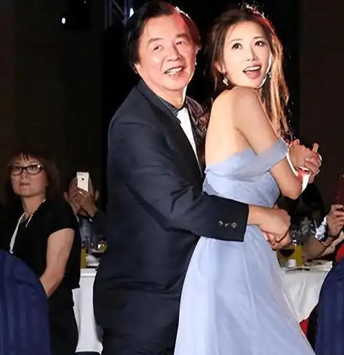 林志玲与父亲共舞不料肩带意外滑落父亲的眼神举止耐人寻味
