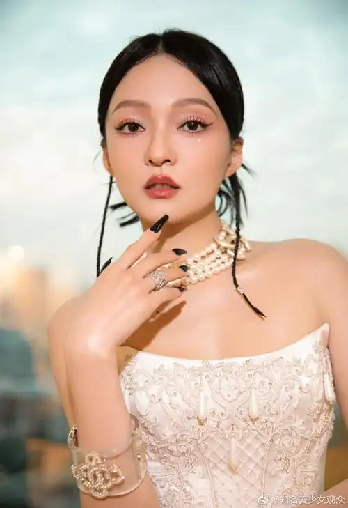 张韶涵演唱会换海报##张韶涵摆pose召唤新海报