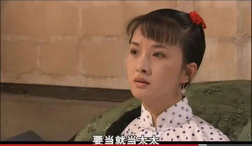 大宅门里的李香秀一个抱狗的丫头凭什么这么拽