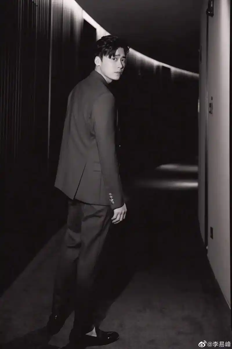 霸总来啦😍#李易峰西装杀 #又酷又飒 - 抖音