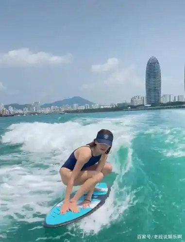 吴千语冲浪视频曝光,身着比基尼秀秀美腿,海上驰骋超迷人