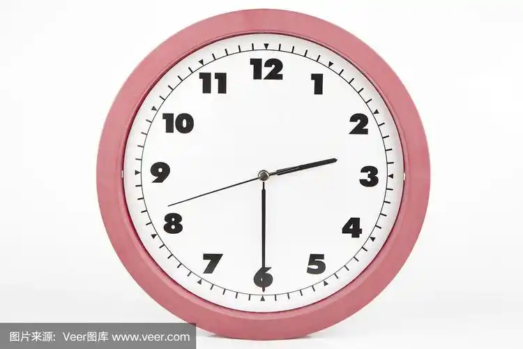孤立的时钟显示两点半