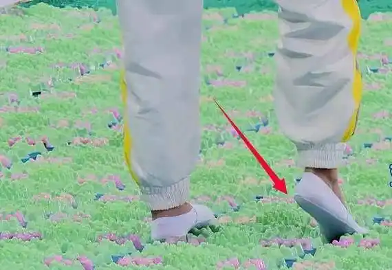 baby指压板跳远作弊,当镜头拍到她的脚底,网友:怕疼就退出吧_宋雨琦