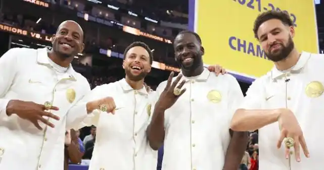 勇士拍摄全家福15人亮相维金斯仍缺席四大元老坐在一起