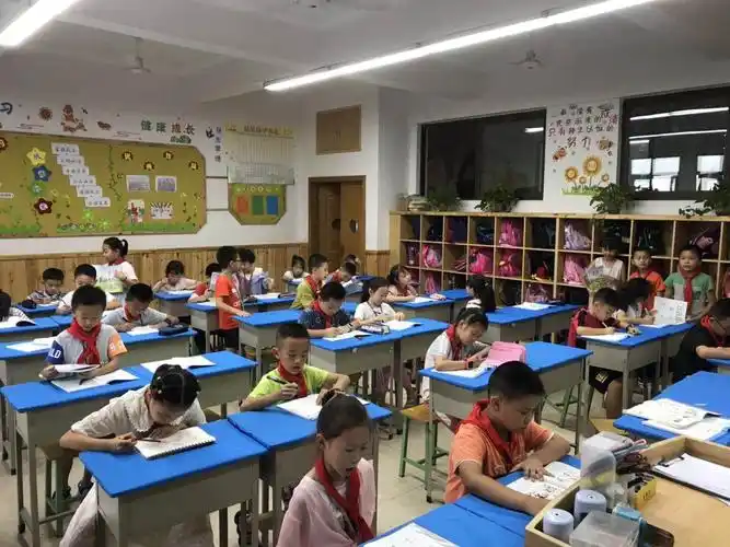 下课啦～我们很自觉在教室里做作业,背书.