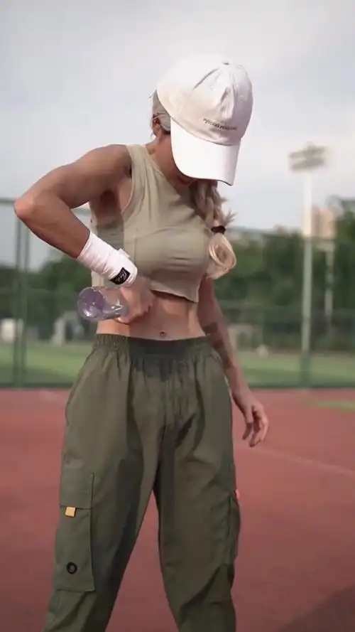 健身太帅了女生腹肌也能开瓶盖