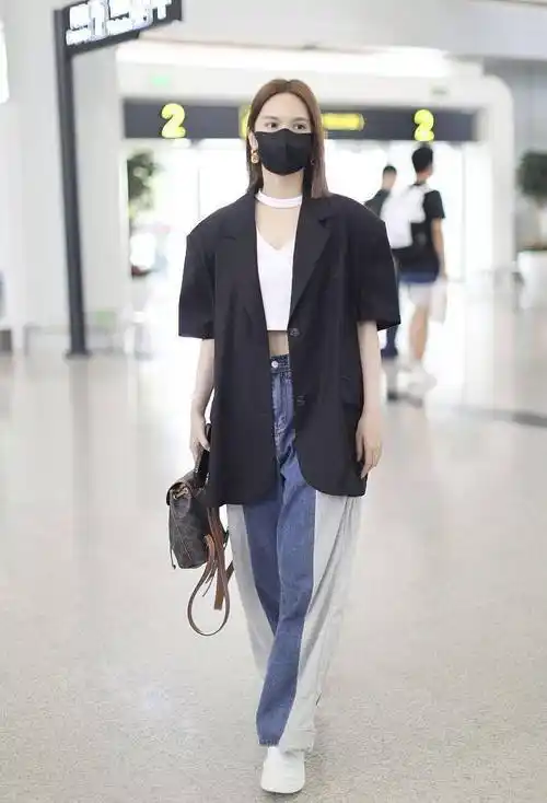 杨丞琳穿宽肩西装搭配白色露脐内搭 拼接牛仔裤休闲不输型格