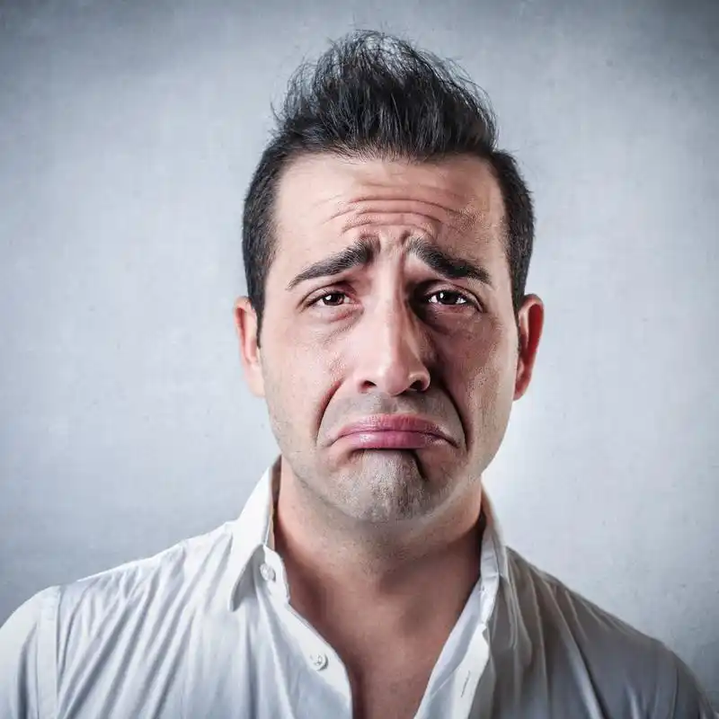 伤心不快乐的人,伤心失望的不开心的英俊的男人