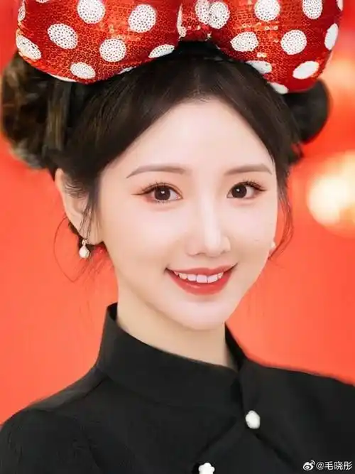 毛晓彤还晒出了一张怼脸直拍的照片,此时也可以看到她的五官依旧特别