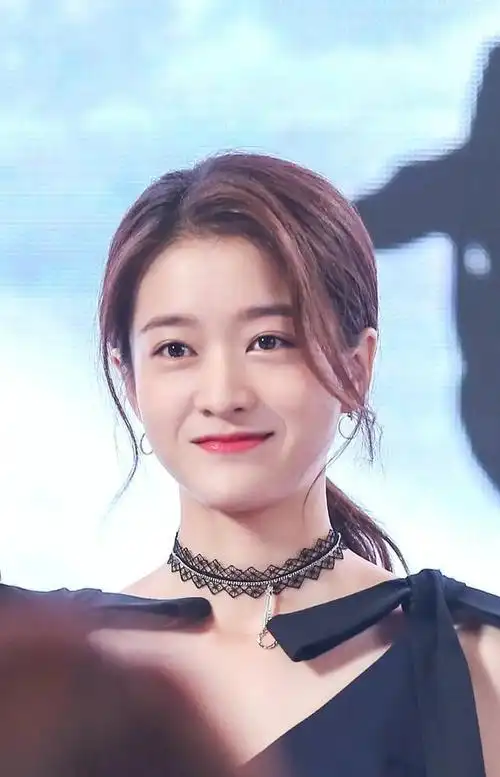 张雪迎啊,本来演技挺好的,长得也甜美,资源也还不错.