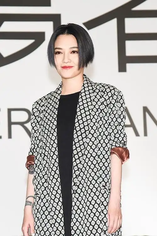 40多岁的范晓萱好有气质,简约黑白穿搭配利落短发,真的挺迷人