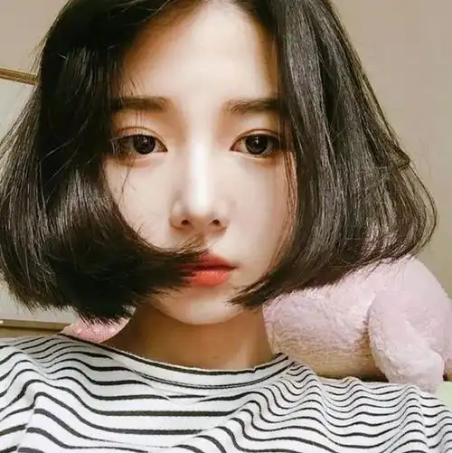 额头稍微高一点的女生可以试试下图中带有刘海的短发内卷发型呢.