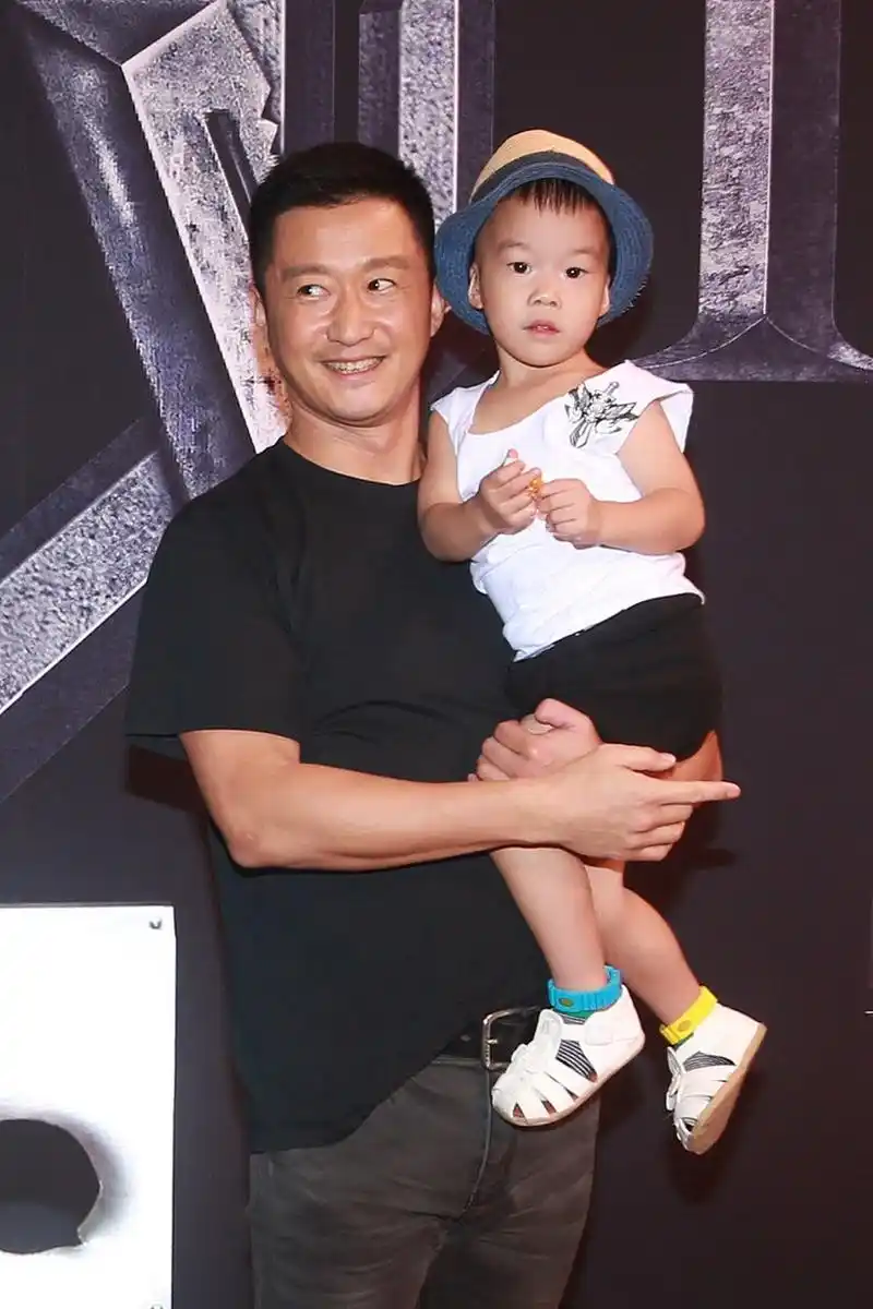 最近,吴京的儿子吴所谓引起了网友的热议,他的自信和成熟让人印象深刻