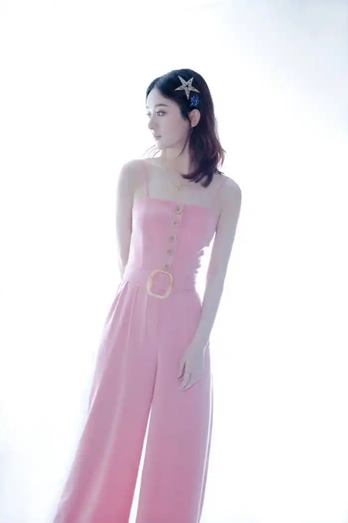 赵丽颖才真叫会穿,一身粉色吊带连体装,直接嫩回了18岁!