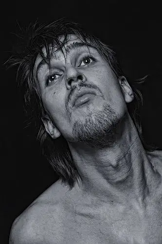 黑色背景男人满脸胡渣仰头图片下载