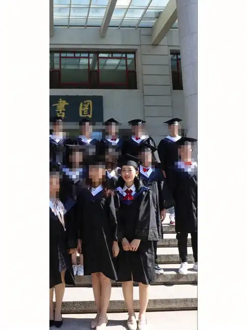 自己的帽子,想咋带就咋带#学士帽怎么戴  #毕业季