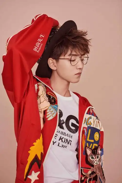 王俊凯登《时尚先生》银十封 成单封最年轻面孔