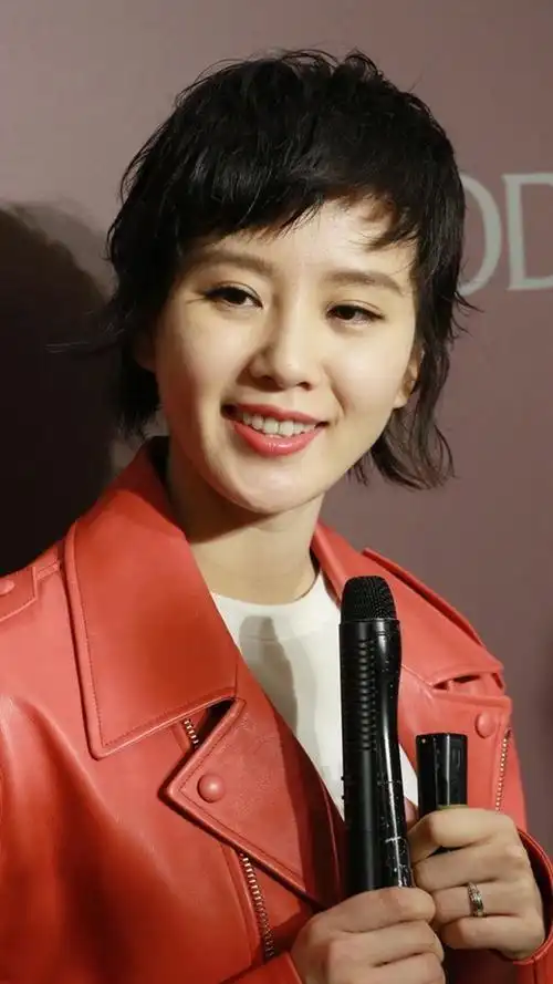 刘诗诗这皮衣短发攻气十足