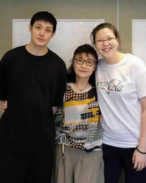 68岁寇世勋近况,晚年常在原配一家身边,二房3名子女在国外留学