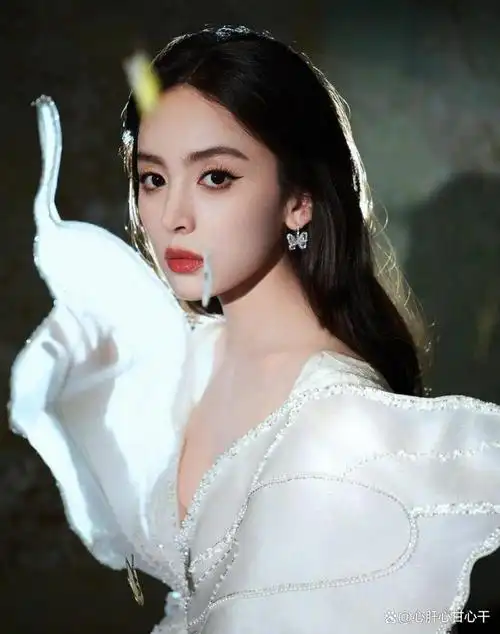 娜扎分享一组绝美写真,宛若蝴蝶仙子,还问大家:是你们要看的吗