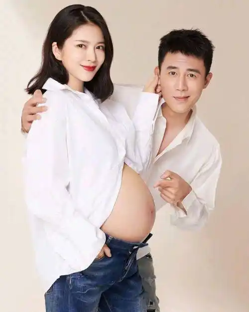 原创杜淳首晒全家福娇妻穿白衬衫肚大若箩气质颜值超高不输女明星