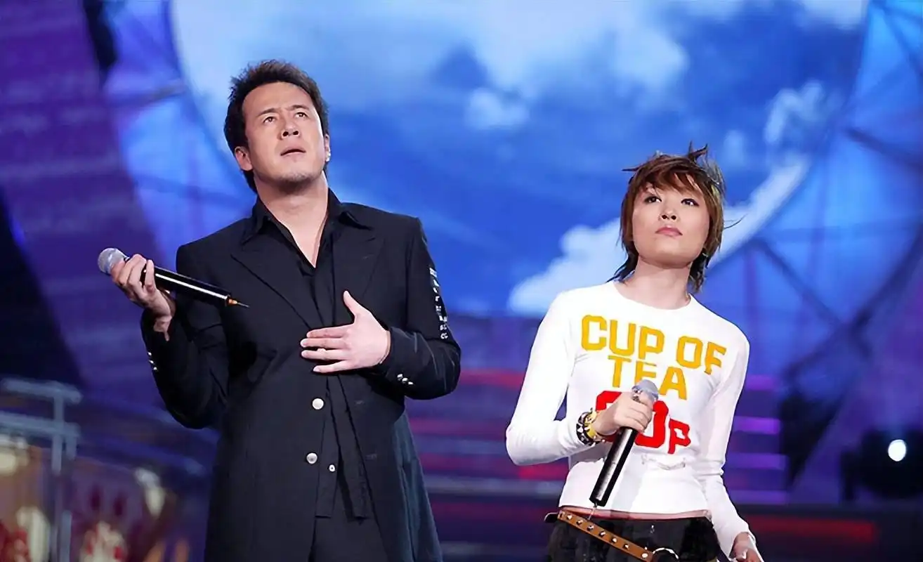 当年,那英对杨坤说:"你看你这也老大不小了,我给你介绍一个对象吧!