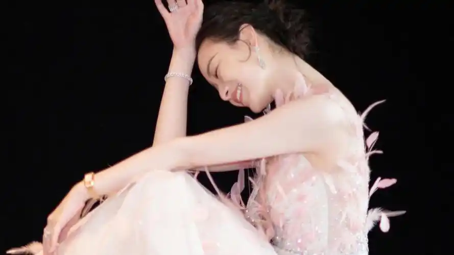 电脑壁纸 明星 大陆明星 倪妮粉色羽毛长裙甜美写真