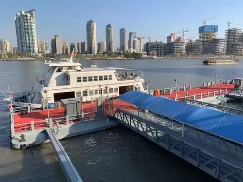 渡口夜景随着浦江两岸灯光照明建设工程的完成,夜晚坐在渡船上看到新