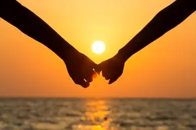 浪漫的情侣在海边手牵手